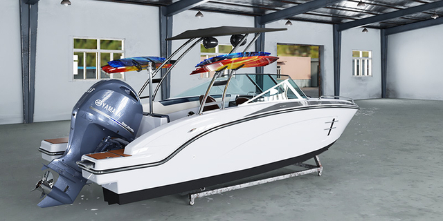 showroom de barcos de fibra de vidro com modelos de barcos esportivos e de passageiros